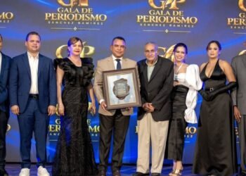 CDP premia la trayectoria del director del SNS Julio Cesar Landron en emotiva gala en Cotui