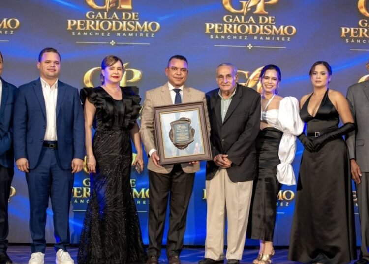 CDP premia la trayectoria del director del SNS Julio Cesar Landron en emotiva gala en Cotui