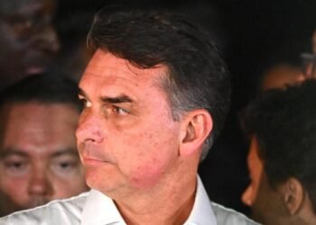 Flávio Bolsonaro asegura que un juez le ordenó entregar su pasaporte por temor a fuga