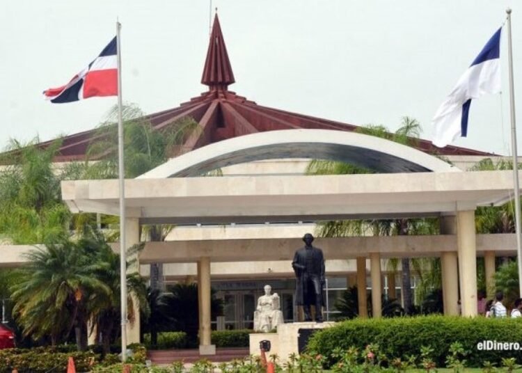 UASD suspende docencia y labores administrativas por alerta amarilla ante fuertes aguaceros
