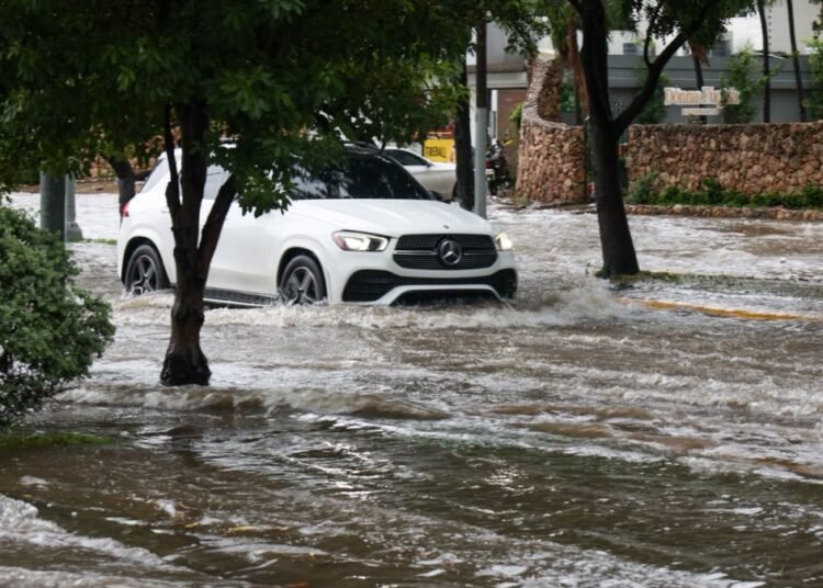 Calles de Santo Domingo convertidas en ríos por intensas lluvias