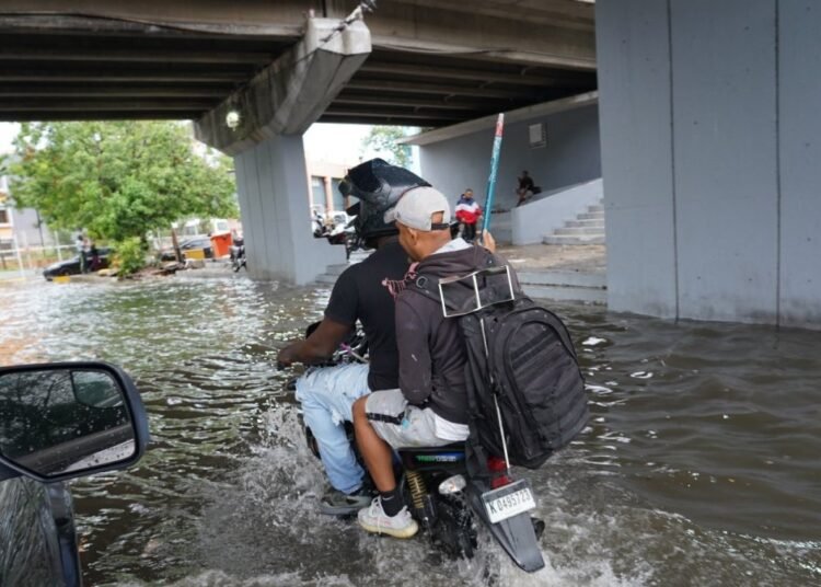 Ministerio de Trabajo pide flexibilizar horarios en provincias bajo alerta amarilla por lluvias