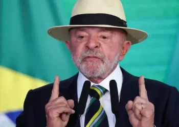 Lula arremete contra Flávio Bolsonaro por su huida a Estados Unidos y afirma que quien sale escondido debe algo