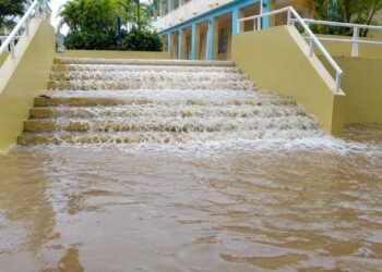 Educación autoriza mantener suspensión de clases en escuelas en riesgo por lluvias