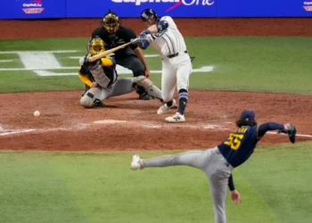Remontada histórica de los Rays sobre los Cerveceros fuerza el quinto juego en la Serie Mundial