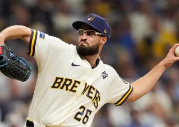 Aaron Ashby rompe histórico récord en playoffs pero Cerveceros caen ante los Rays
