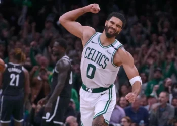 Jayson Tatum brilla con canasta agónica y da la victoria a los Celtics