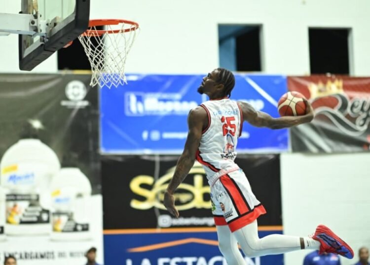 San Sebastián asesta primer golpe a La Cancha en semifinal de baloncesto de Moca