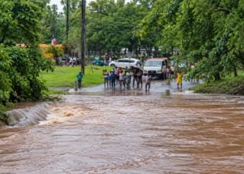 Comunidades aisladas en Monte Plata tras el desborde de los ríos Ozama y Yabacao por intensas lluvias