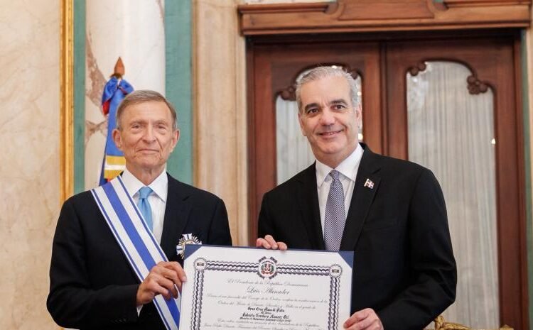 Excanciller Roberto Alvarez urge apoyo internacional para fuerzas antipandillas en Haiti tras recibir condecoracion