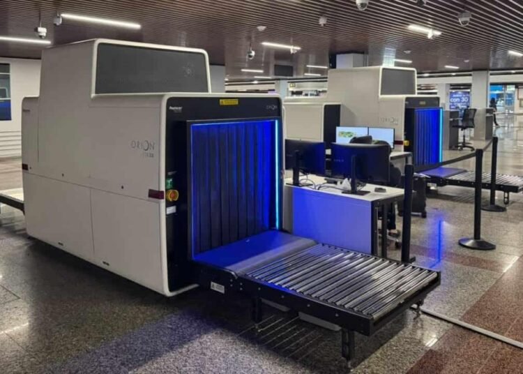 Cae preso en el AILA con casi 400 mil dólares ocultos en su maleta tras vuelo desde Tórtola