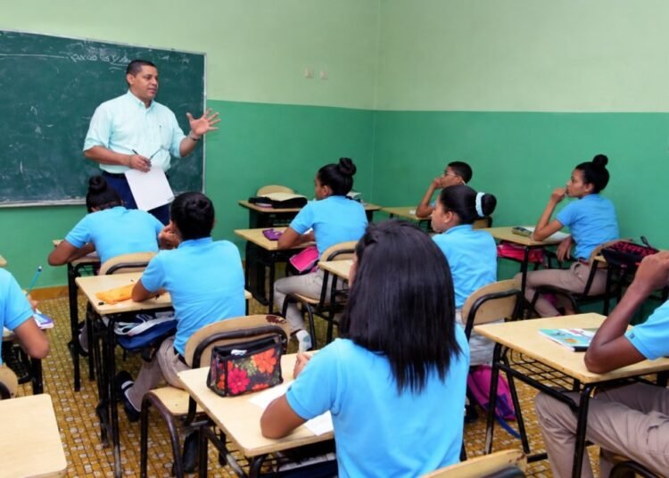 Educación anuncia regreso a clases tras el levantamiento de alertas del COE