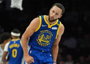 Stephen Curry deslumbra con 44 puntos y lidera la victoria de Warriors sobre Timberwolves 119-114