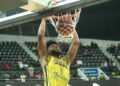 Eusebio Suero celebra por lo alto su premio como Jugador Más Valioso en el baloncesto del Distrito