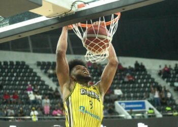 Eusebio Suero celebra por lo alto su premio como Jugador Más Valioso en el baloncesto del Distrito