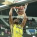 Eusebio Suero celebra por lo alto su premio como Jugador Más Valioso en el baloncesto del Distrito