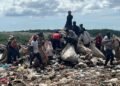 Los buzos de Duquesa: la dura realidad de quienes sobreviven entre la basura en Santo Domingo