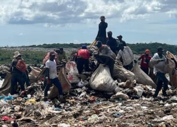 Los buzos de Duquesa: la dura realidad de quienes sobreviven entre la basura en Santo Domingo