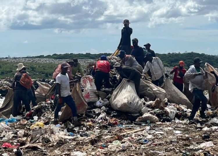 Los buzos de Duquesa: la dura realidad de quienes sobreviven entre la basura en Santo Domingo