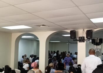 Exservidores critican montos entregados por el INAVI tras años de servicio