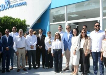 Ministro Victor Atallah y OPS evaluan redes integradas de salud en Santiago