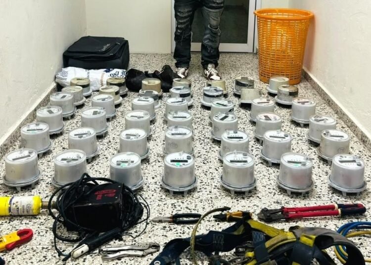 Apresan a un hombre con 42 medidores eléctricos durante operativo en La Vega