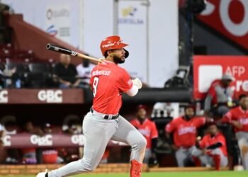Los Leones del Escogido logran su quinta victoria seguida tras vencer a los Gigantes del Cibao con potente ofensiva