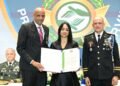 Presidente Luis Abinader condecora al director del COE por su destacada trayectoria en la seguridad pública