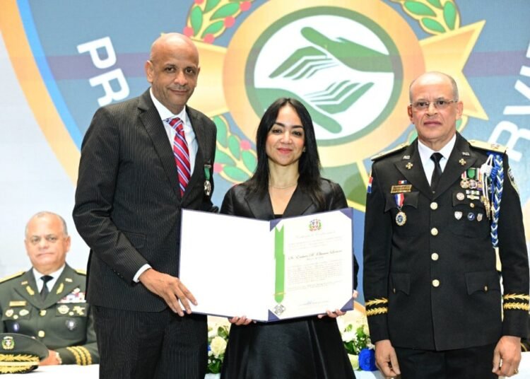 Presidente Luis Abinader condecora al director del COE por su destacada trayectoria en la seguridad pública