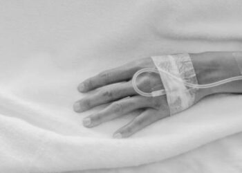Menor de 13 años herido por su padrastro al defender a su madre sigue muy grave