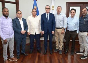 Ministro de Trabajo y dueños de bancas pactan solución a la falta de baños y seguridad social