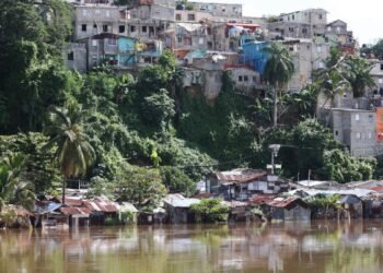 Carencias y alto costo de la vida golpean sin tregua a barrios vulnerables del Gran Santo Domingo