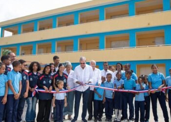Luis Abinader entrega modernas escuelas en San Pedro con inversión histórica