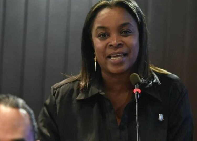 Diputados abandonan sesión tras desgarrador testimonio de Millys Martínez sobre abuso policial