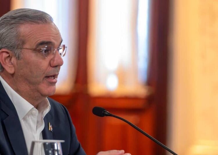 Abinader admite fallo del Gobierno al no explicar la tarifa eléctrica