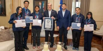 Luis Abinader premia a jóvenes dominicanos tras romper récord Guinness de lectura