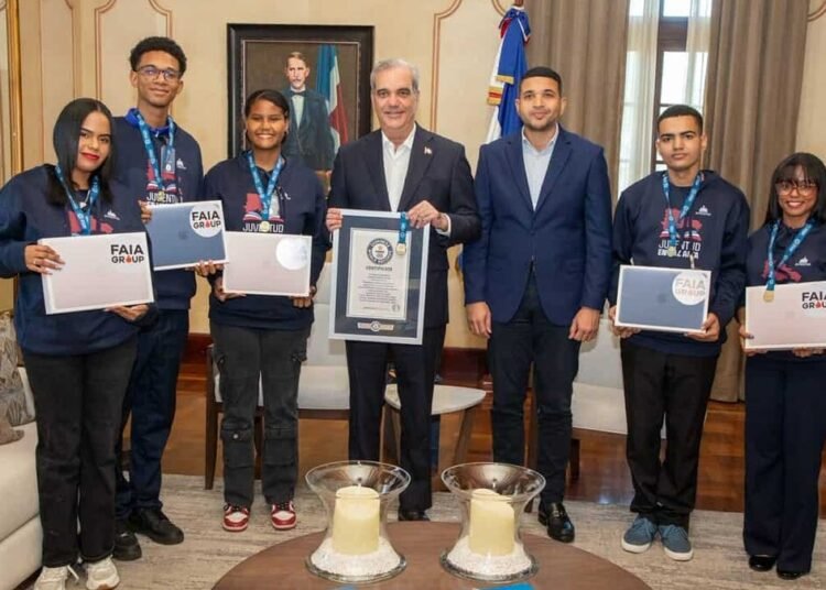 Luis Abinader premia a jóvenes dominicanos tras romper récord Guinness de lectura