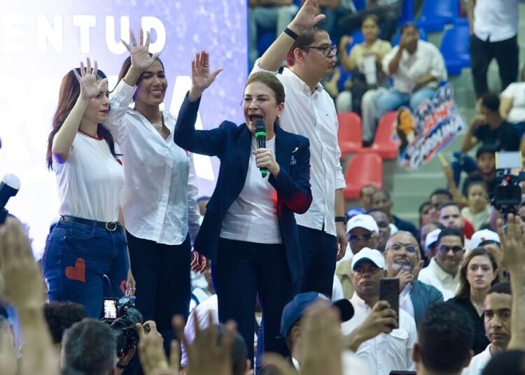 Carolina Mejía juramenta comandos provinciales de juventud para su proyecto presidencial 2028