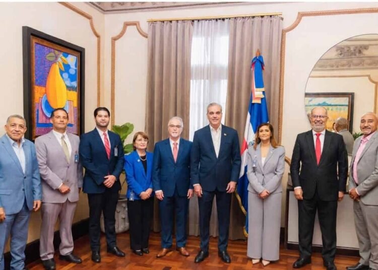 Presidente Luis Abinader afina detalles para celebrar el centenario de la radio en República Dominicana junto a Adora