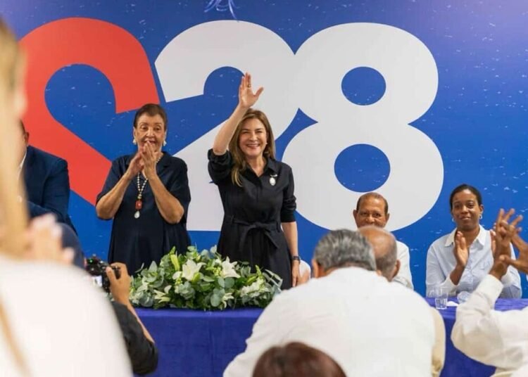 Besaida Manola Santana de Báez se suma al proyecto presidencial de Carolina Mejía