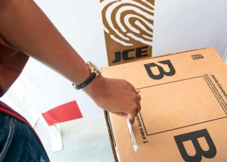 Latinobarómetro revela que el 61 por ciento de los dominicanos aceptaria un gobierno no democratico si resuelve problemas