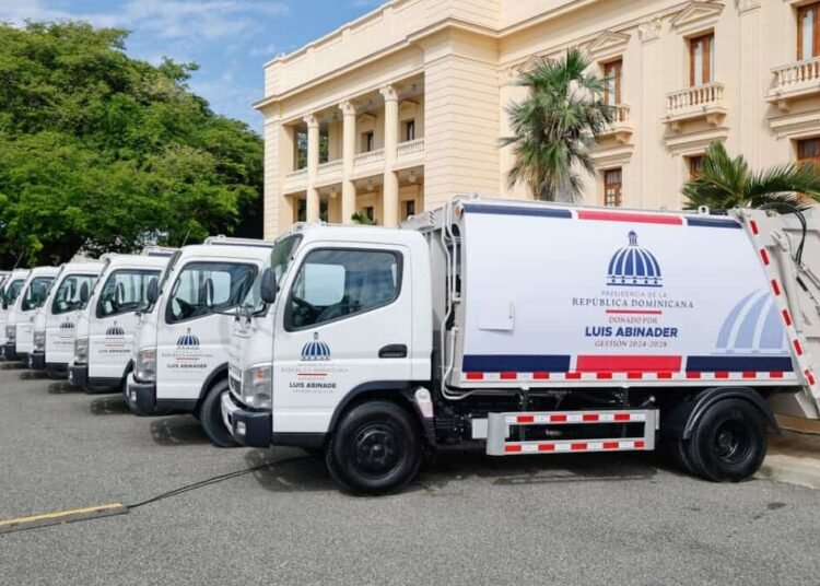 Gobierno entrega 50 nuevos camiones compactadores a alcaldías para fortalecer la limpieza municipal
