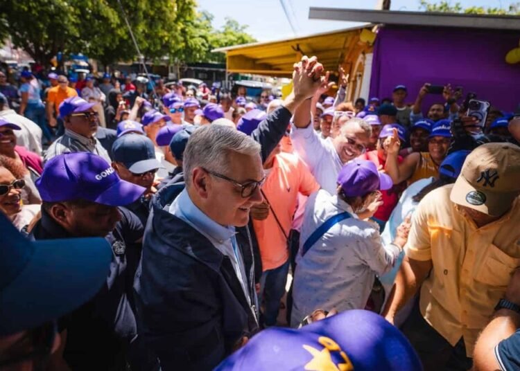 Gonzalo Castillo reactiva su campaña en Barahona tras cancelación de consulta del PLD