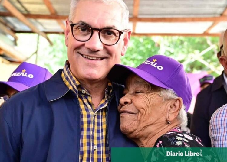Gonzalo Castillo recorre Monseñor Nouel y promete soluciones a problemas comunitarios