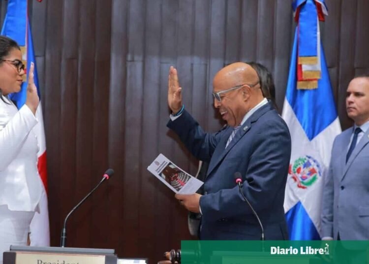 Minerva Frías asume como nueva diputada de la Cámara en sustitución de su fallecido padre