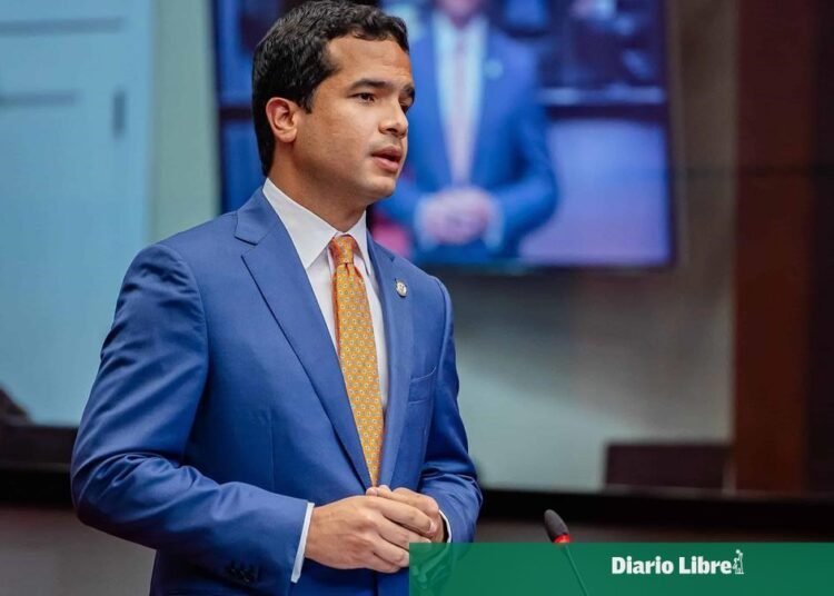 Senador Omar Fernández ingresa a un centro de salud por fiebre alta y agotamiento físico