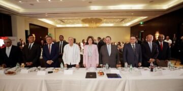 La vicepresidenta Raquel Peña y Manuel Estrella analizan los retos y el crecimiento de la economía dominicana