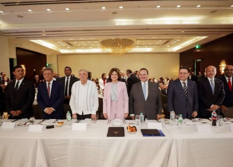 La vicepresidenta Raquel Peña y Manuel Estrella analizan los retos y el crecimiento de la economía dominicana